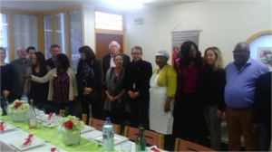 Le président du Conseil départemental, M. Stéphane Troussel (au centre), aux côtés de l’artisane culinaire  afro-congolaise Mme Karawa et des bénévoles de Coparenf.